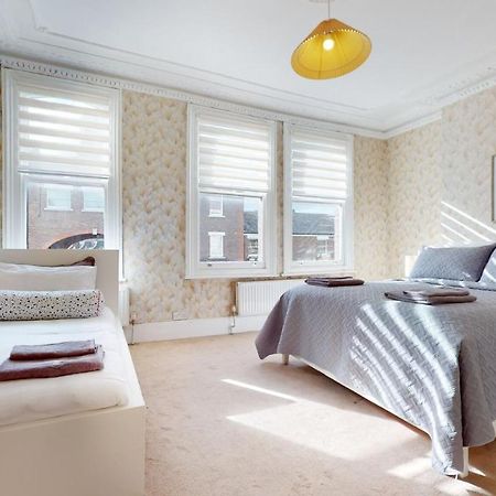 Cheerful 4 Bedroom Victorian House With Back Courtyard London Bagian luar foto