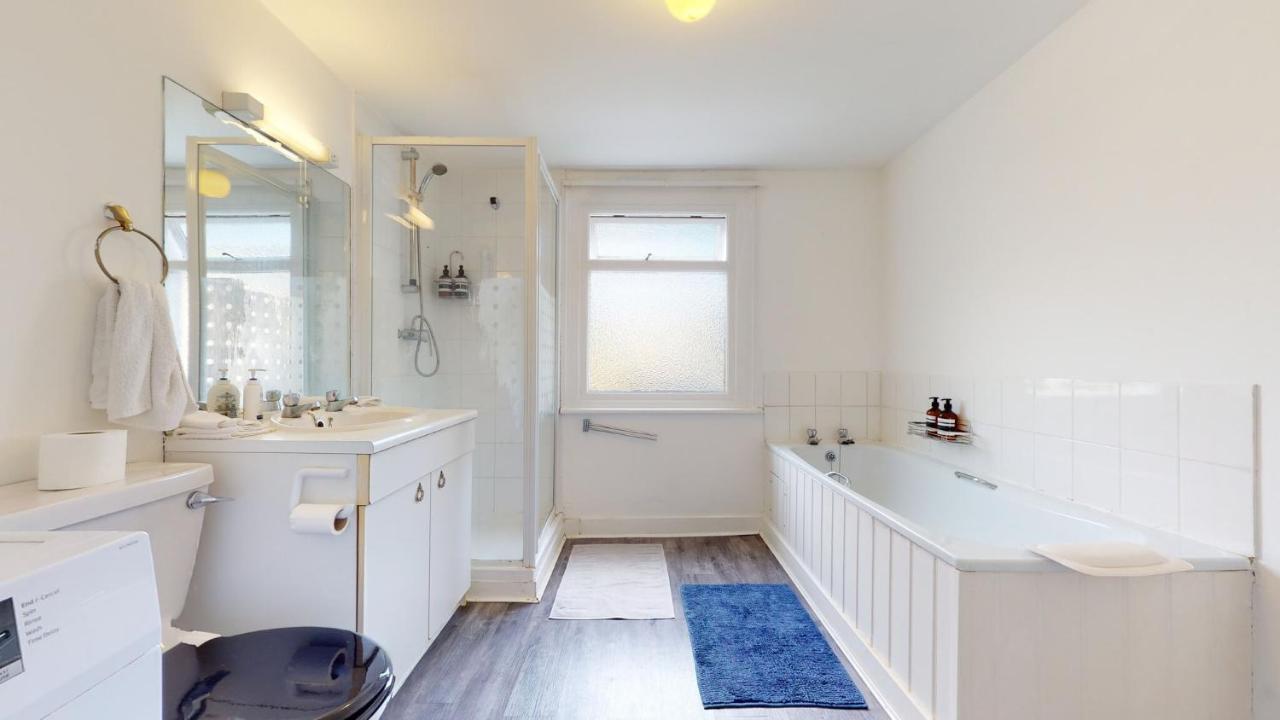Cheerful 4 Bedroom Victorian House With Back Courtyard London Bagian luar foto