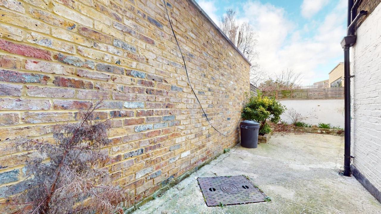 Cheerful 4 Bedroom Victorian House With Back Courtyard London Bagian luar foto