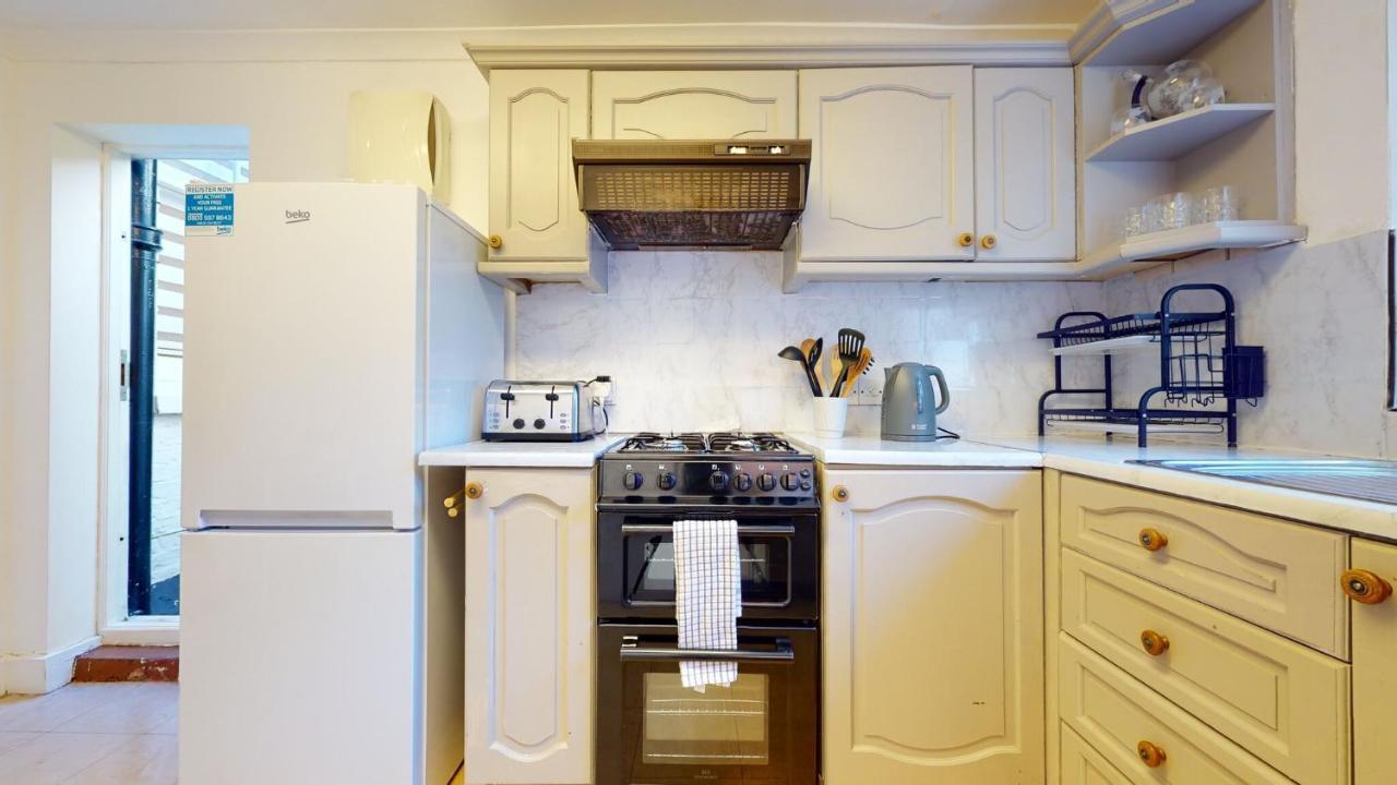 Cheerful 4 Bedroom Victorian House With Back Courtyard London Bagian luar foto