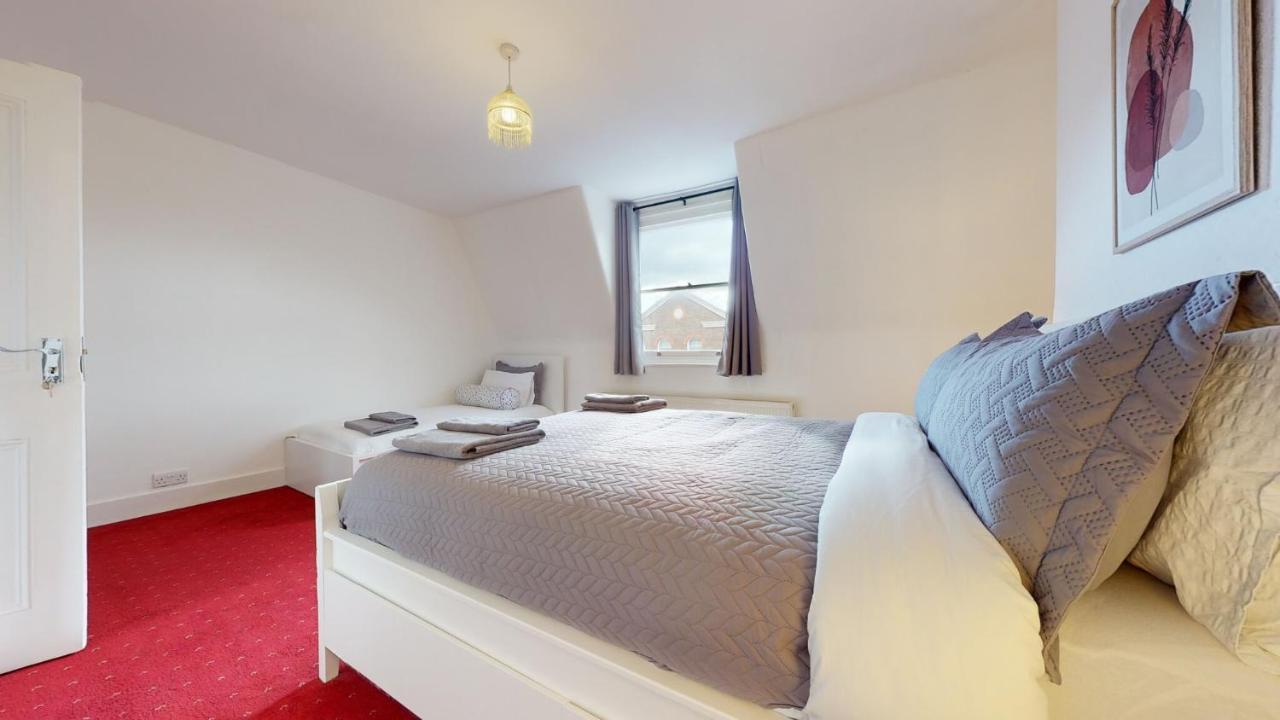 Cheerful 4 Bedroom Victorian House With Back Courtyard London Bagian luar foto