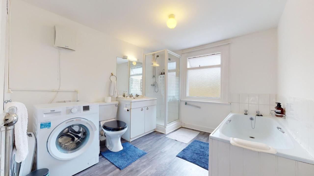 Cheerful 4 Bedroom Victorian House With Back Courtyard London Bagian luar foto