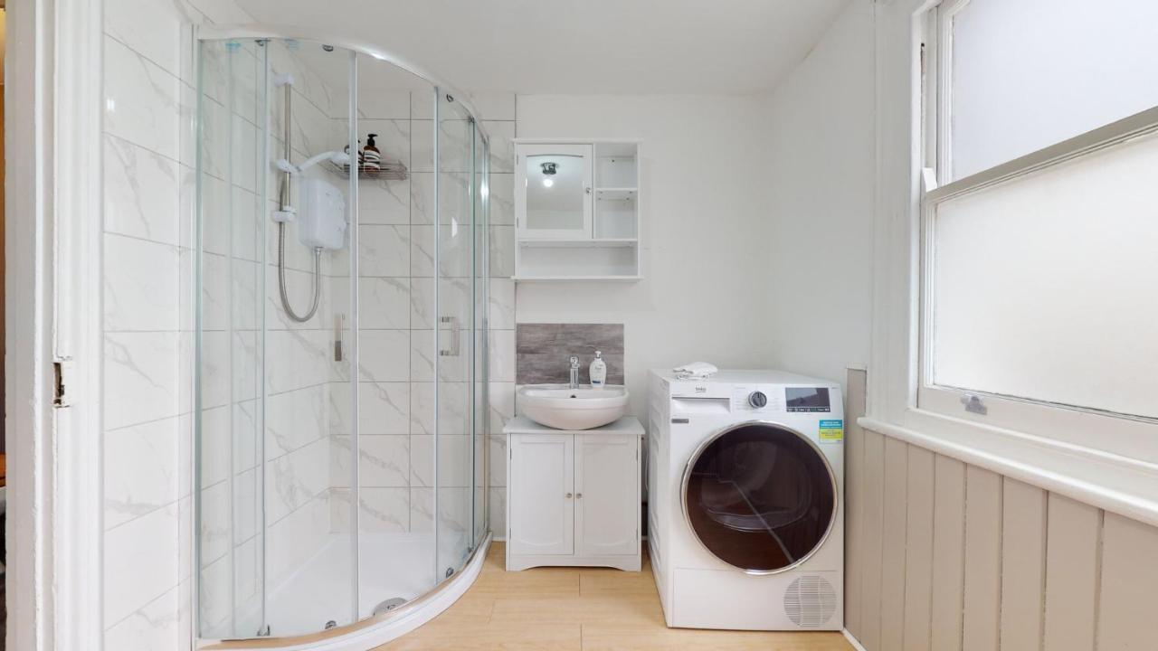 Cheerful 4 Bedroom Victorian House With Back Courtyard London Bagian luar foto