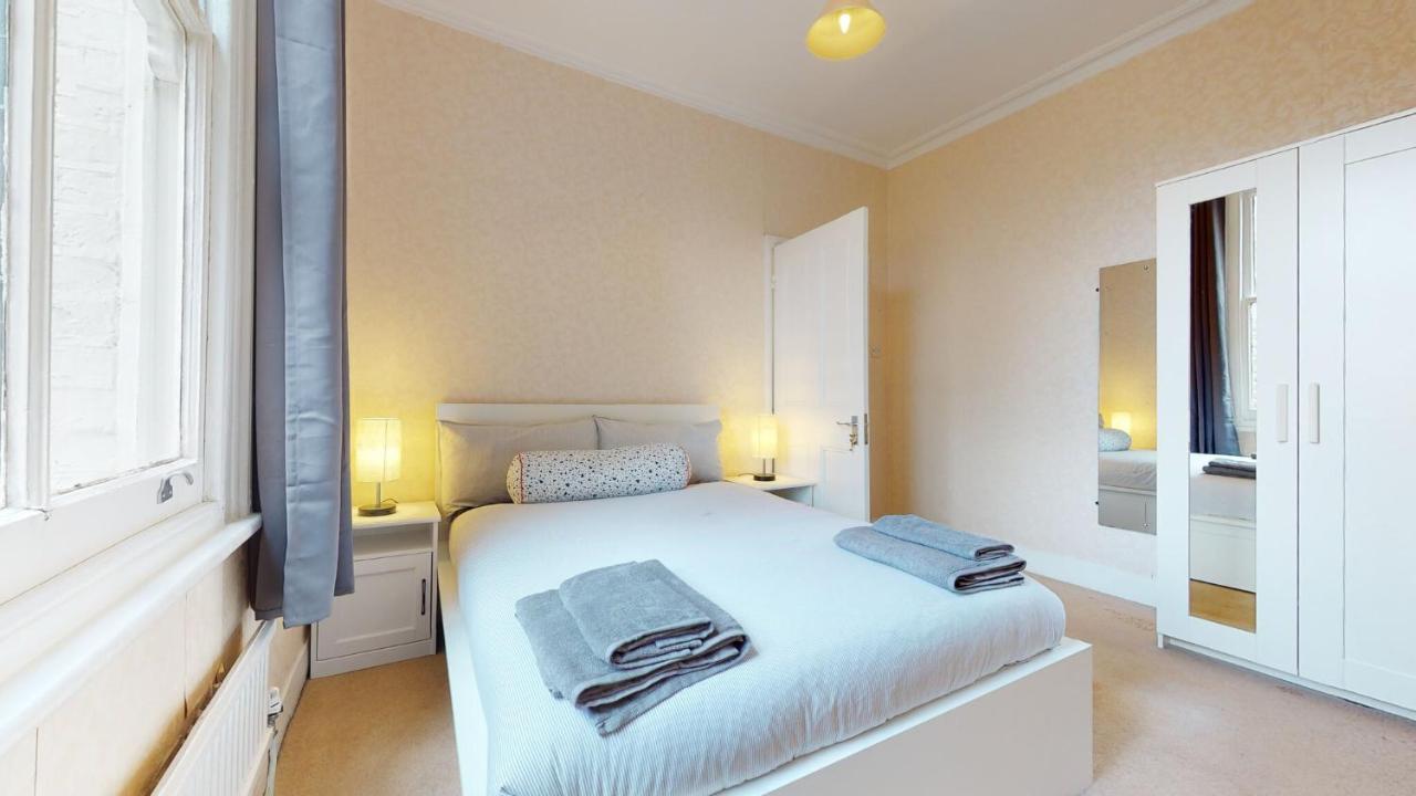 Cheerful 4 Bedroom Victorian House With Back Courtyard London Bagian luar foto
